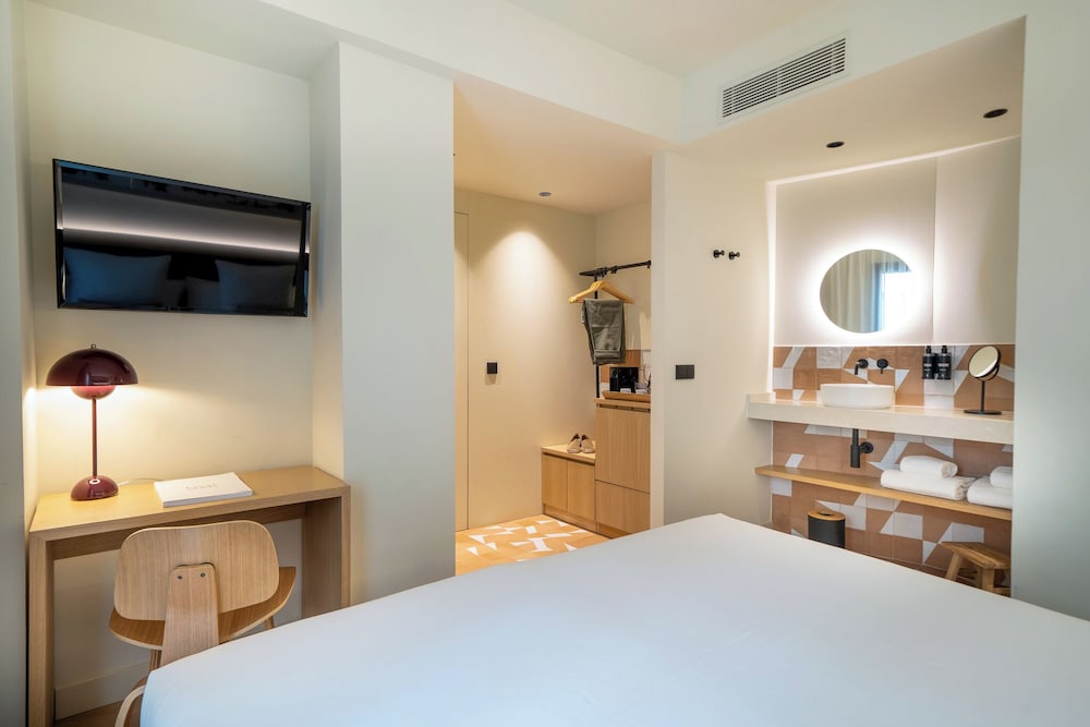 SUPERIOR, DOUBLE BED
