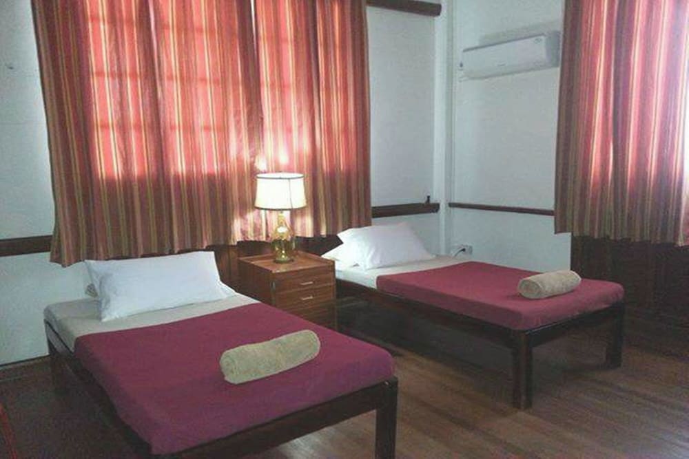 COMFORT, TWIN BEDS