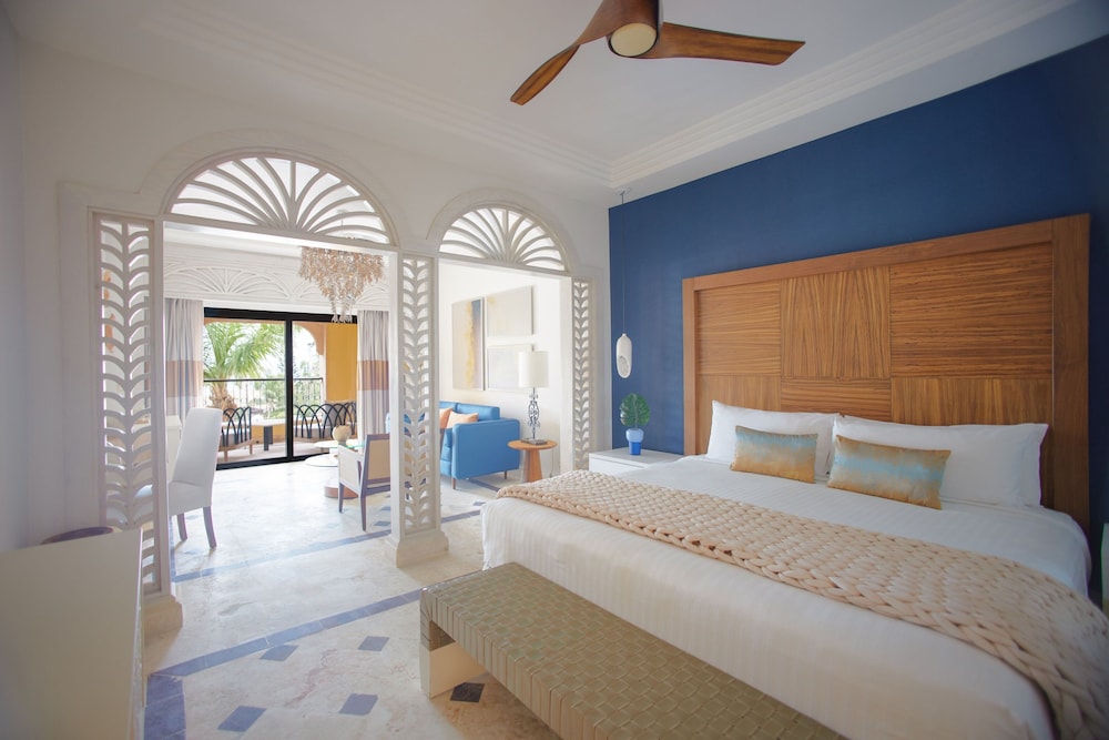 Junior Suite, King Bed, Beach Front, Balcony