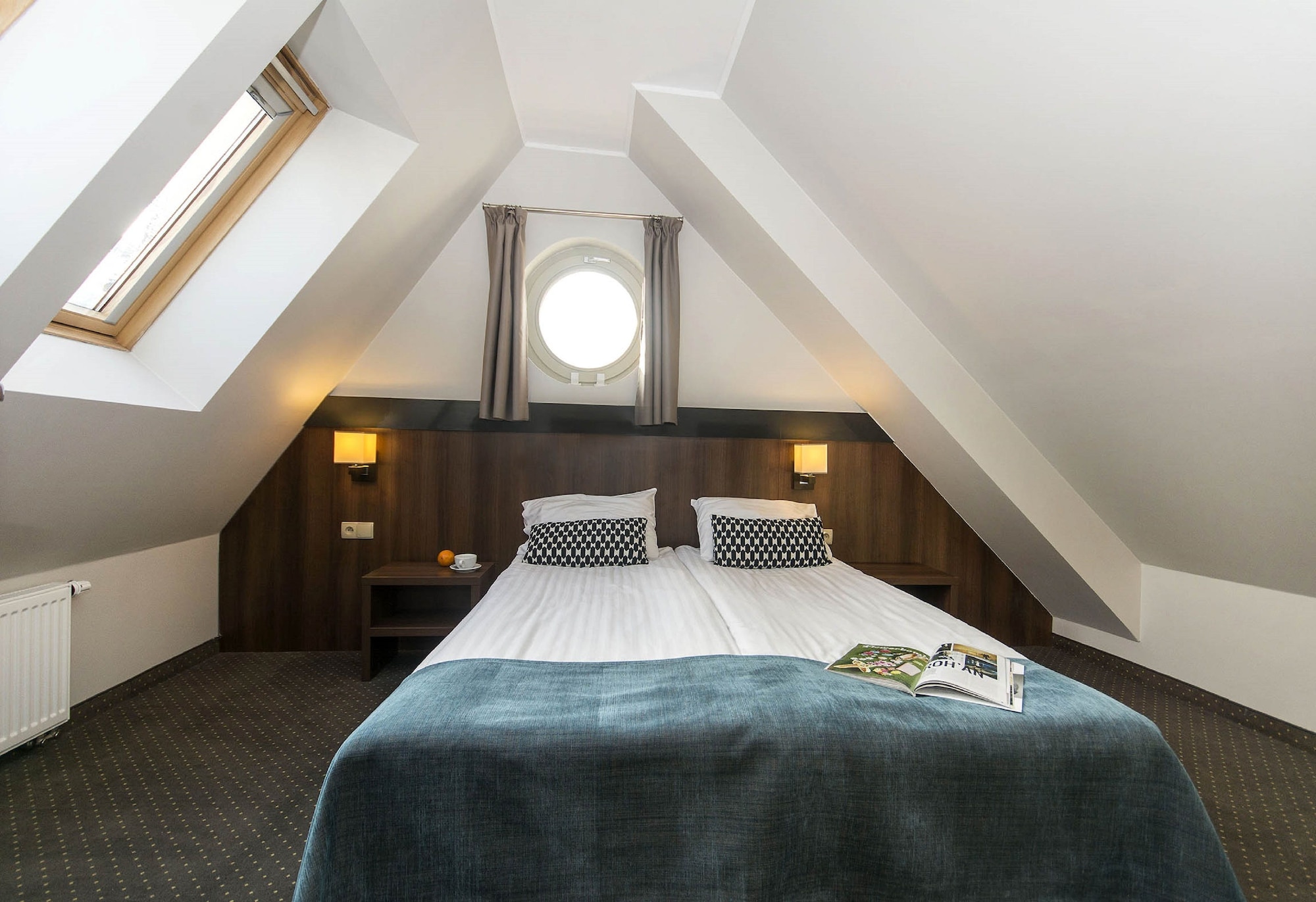 ROOM, QUEEN BED