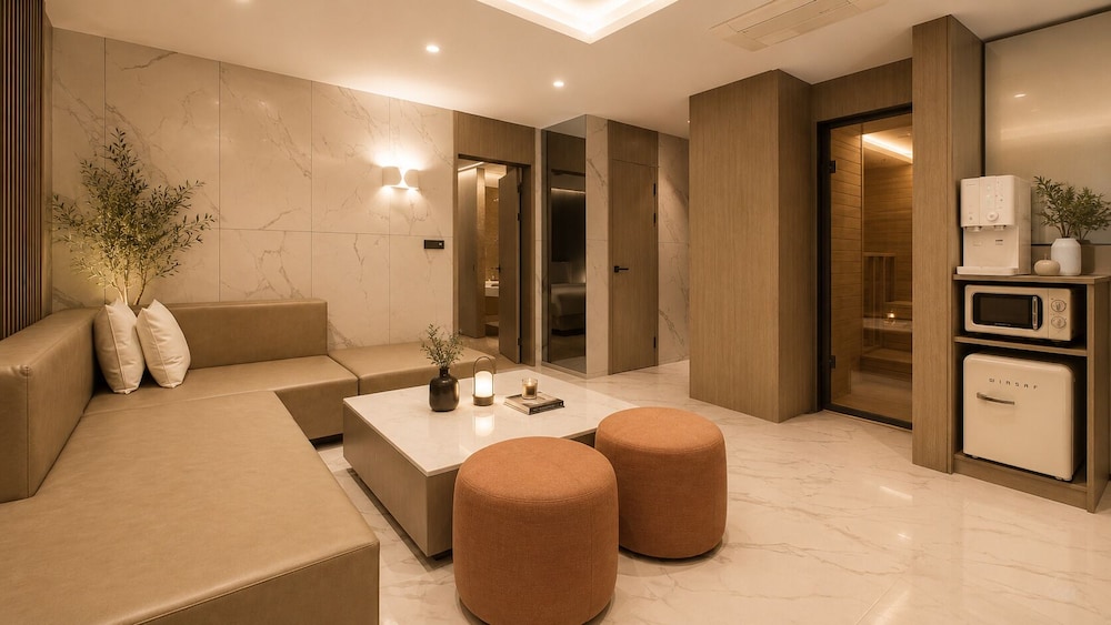 GUWOL HOTEL 32/53