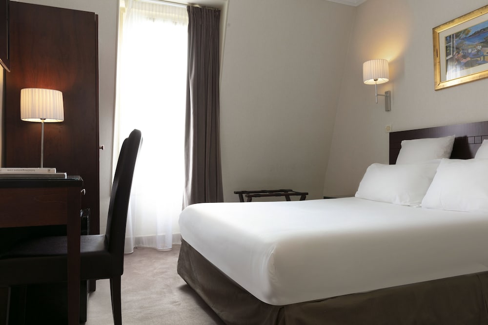 Hotel Saint Cyr Etoile 10/65
