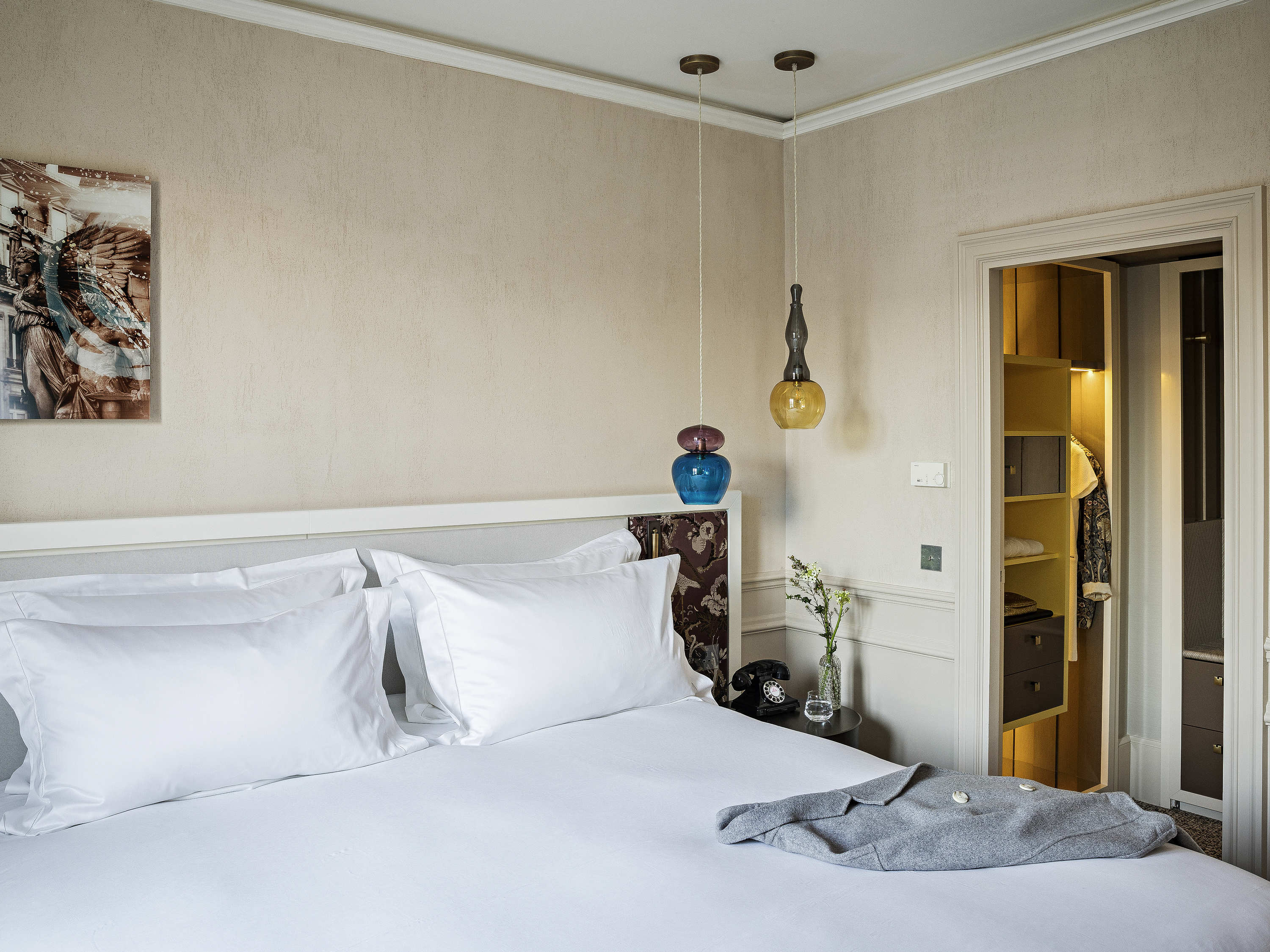 Junior Suite, King Bed, Street or Courtyard View, Sofa, Living Area
