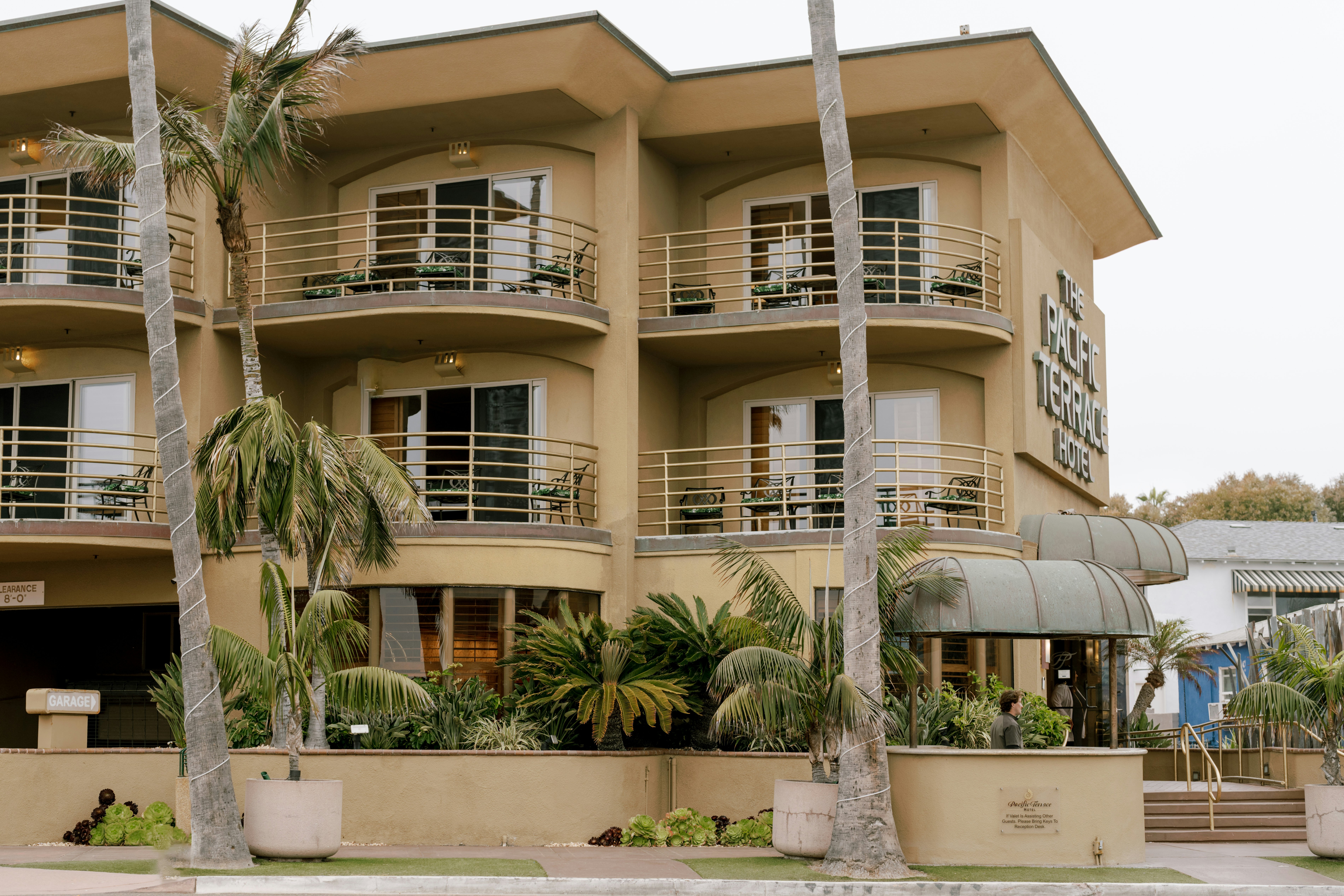 Pacific Terrace Hotel 4/92