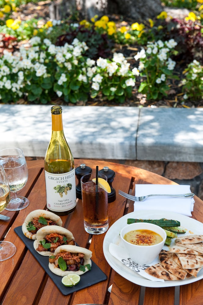 Hotel Yountville 56/69