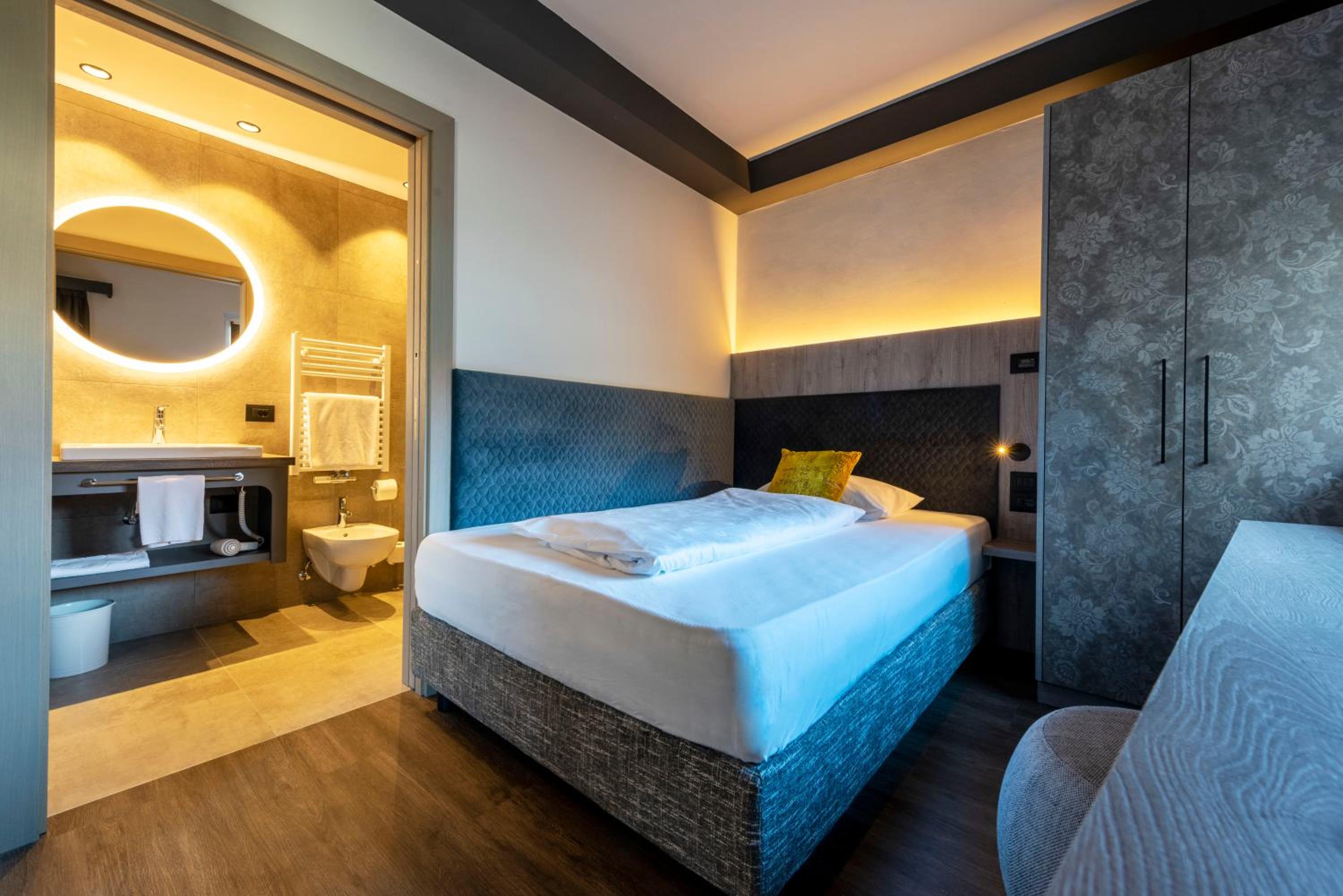 Comfort, Single, Queen Bed