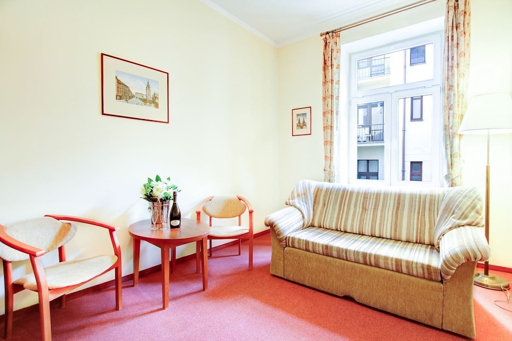 P&J Apartments 30/50