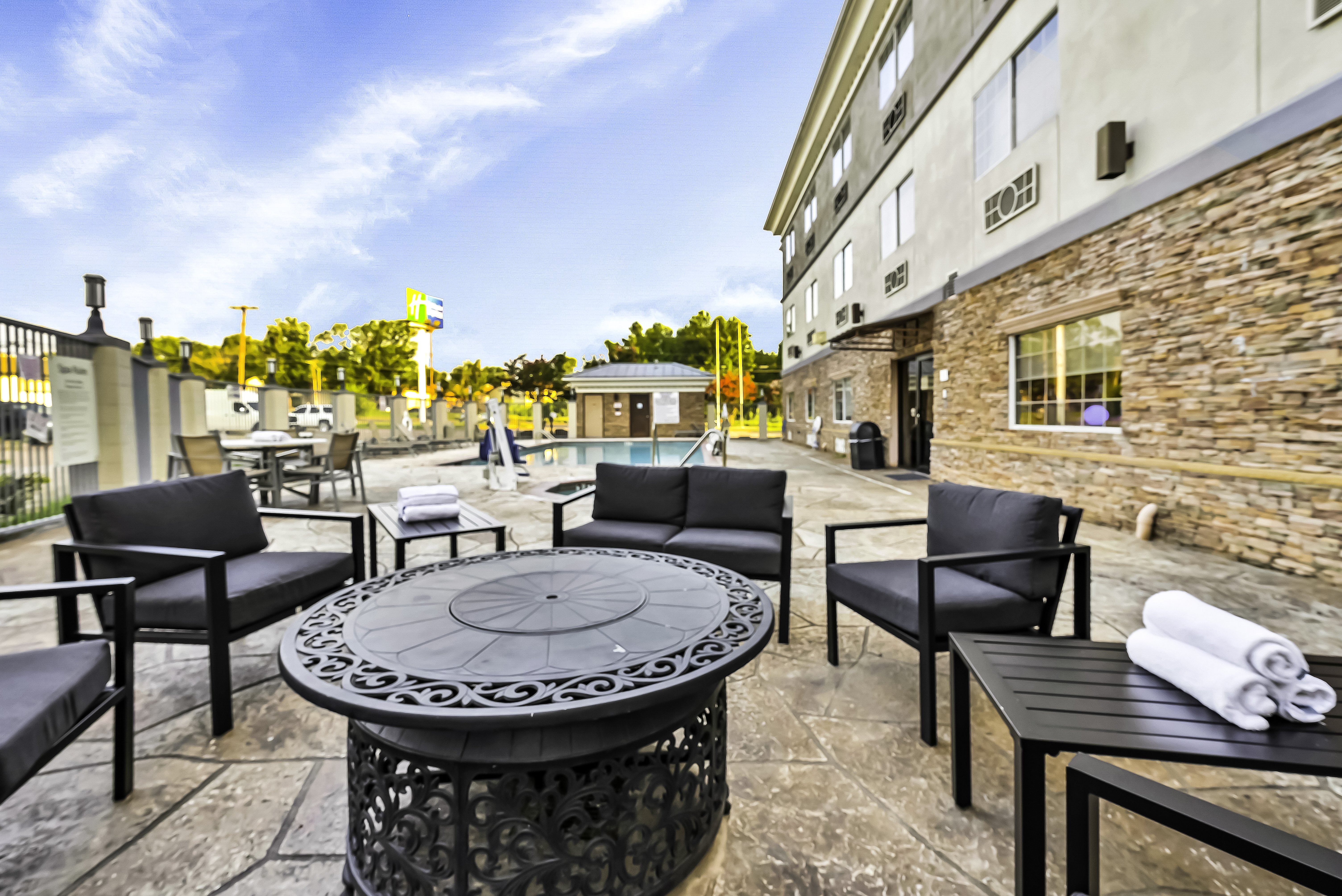 Holiday Inn Express Palestine 37/45
