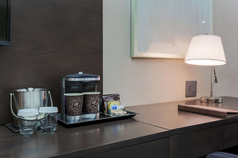 DOUBLETREE BY HILTON EVANSVILLE 27/74