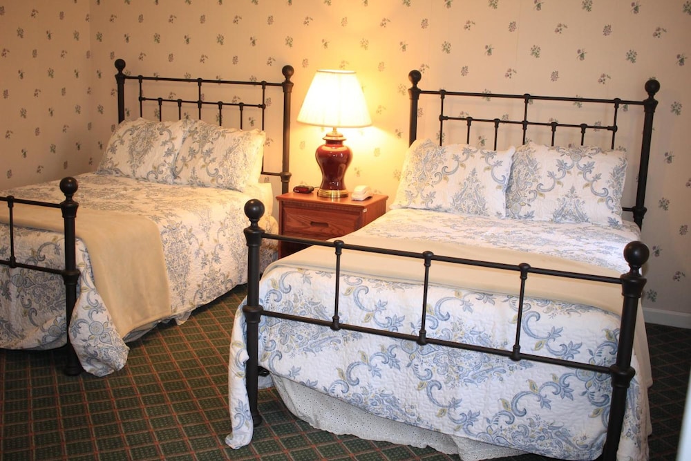 The Pines Inn Lake Placid 20/41