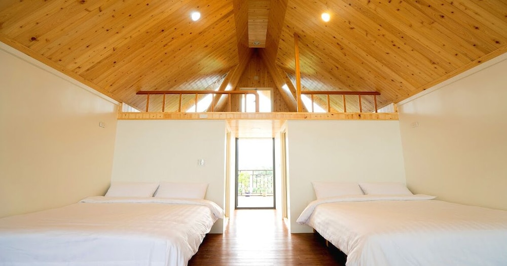 Mezzanine, Economy, Quadruple, 2 Queen Beds, Mountain View