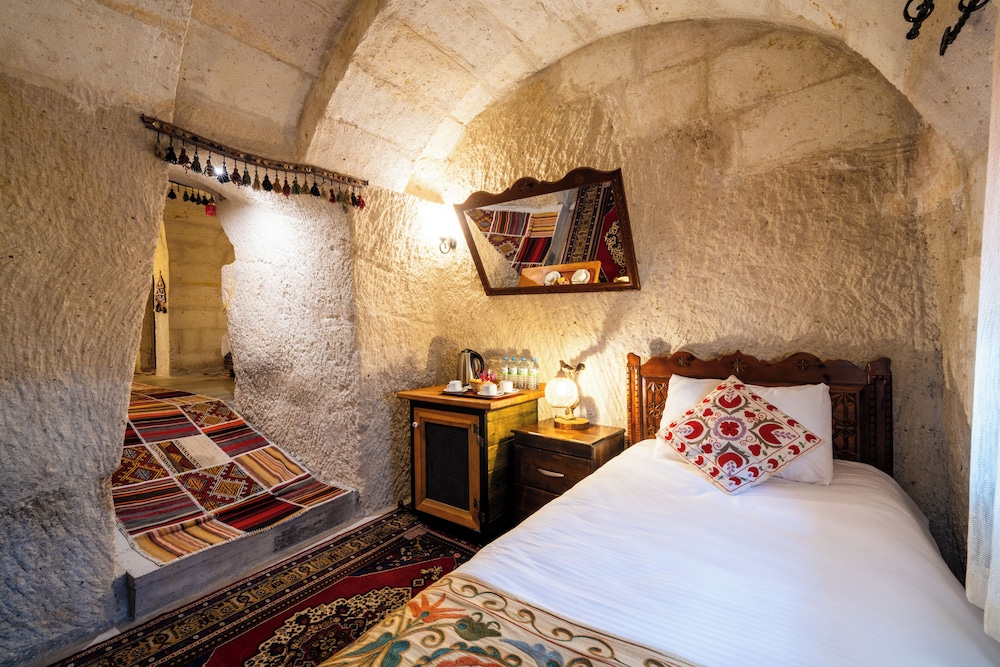 Cave, Suite, Queen and Twin Beds, Hill View