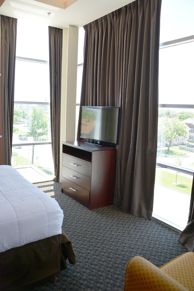 Days Inn Suites By Wyndham Milwaukee 19/40