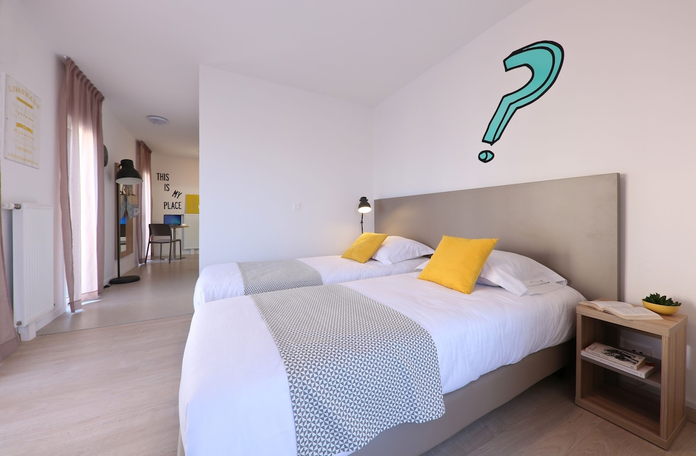 STUDIO, TWIN BEDS