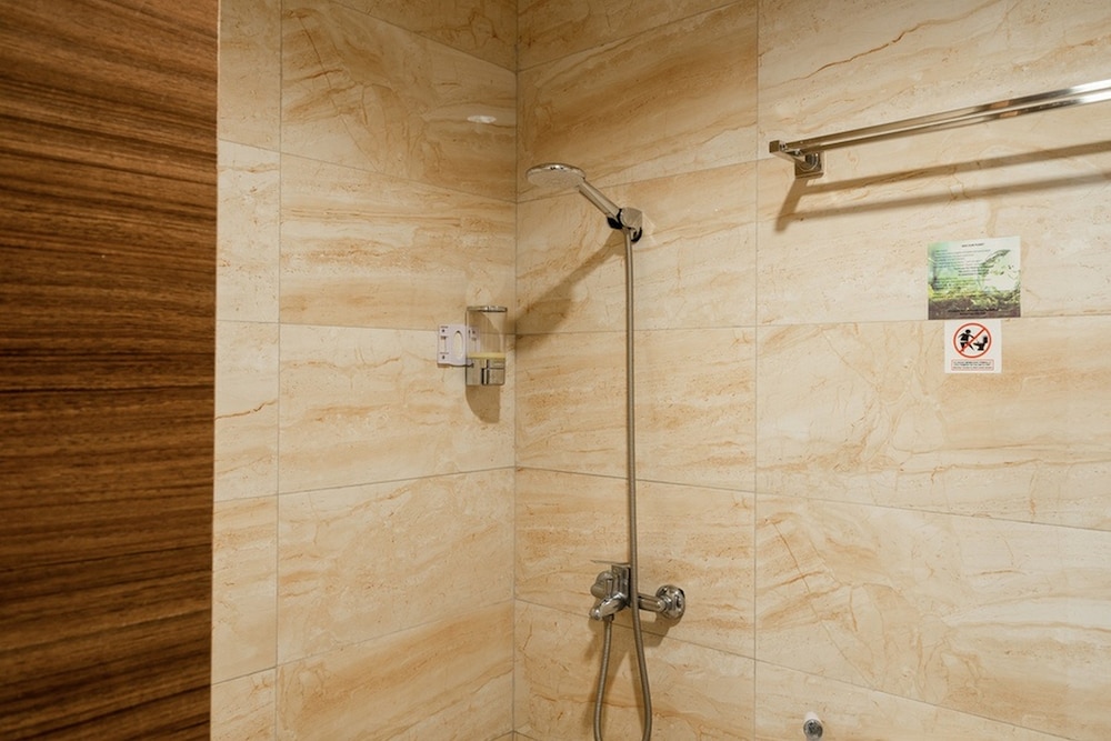 RedDoorz Plus near Lippo Mall Kemang 2 12/23