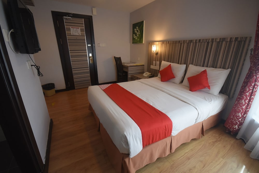 Super OYO 985 Hotel Nur 11/22