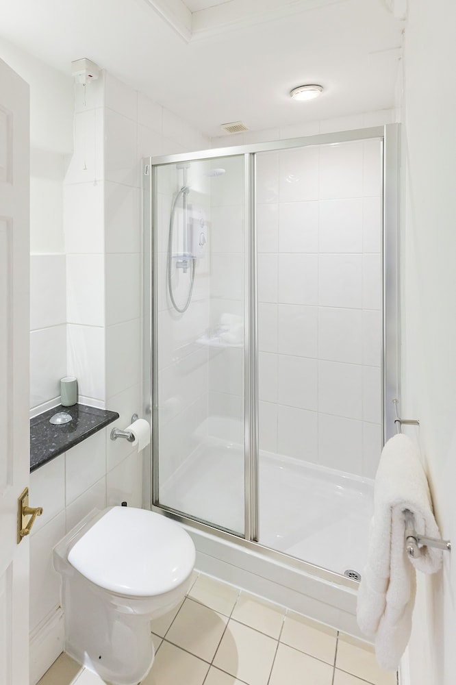 غرفة أساسية بسرير مزدوج، OYO Blenheim House 2/2