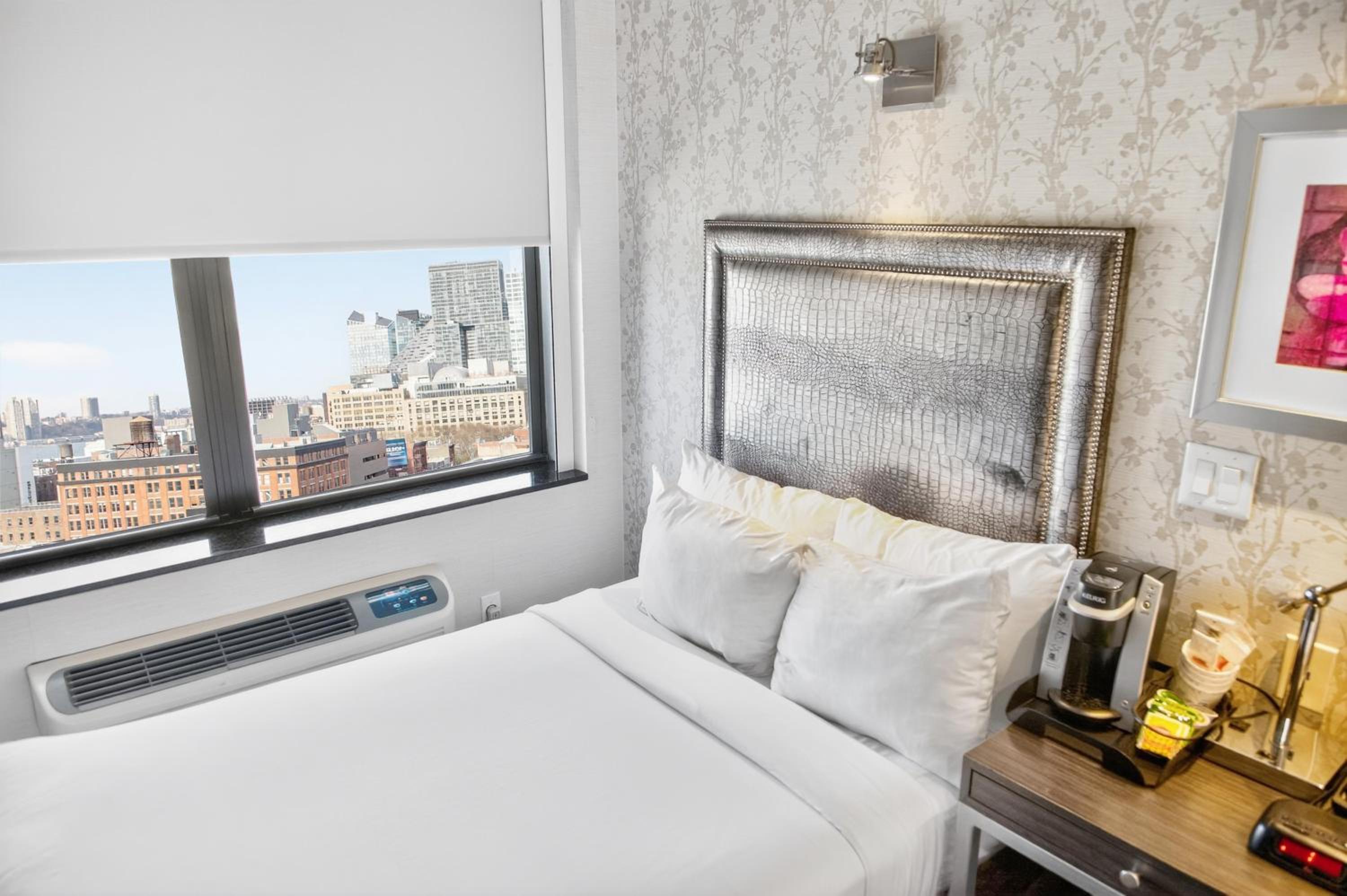 Room, Twin Beds, Street View, Bathtub