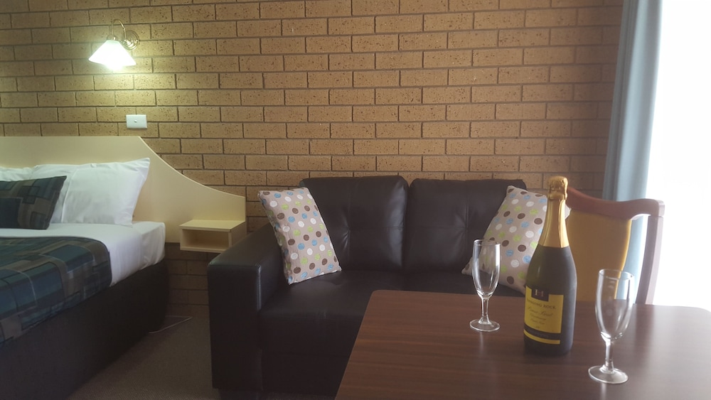HEPBURN SPRINGS MOTOR INN 26/50