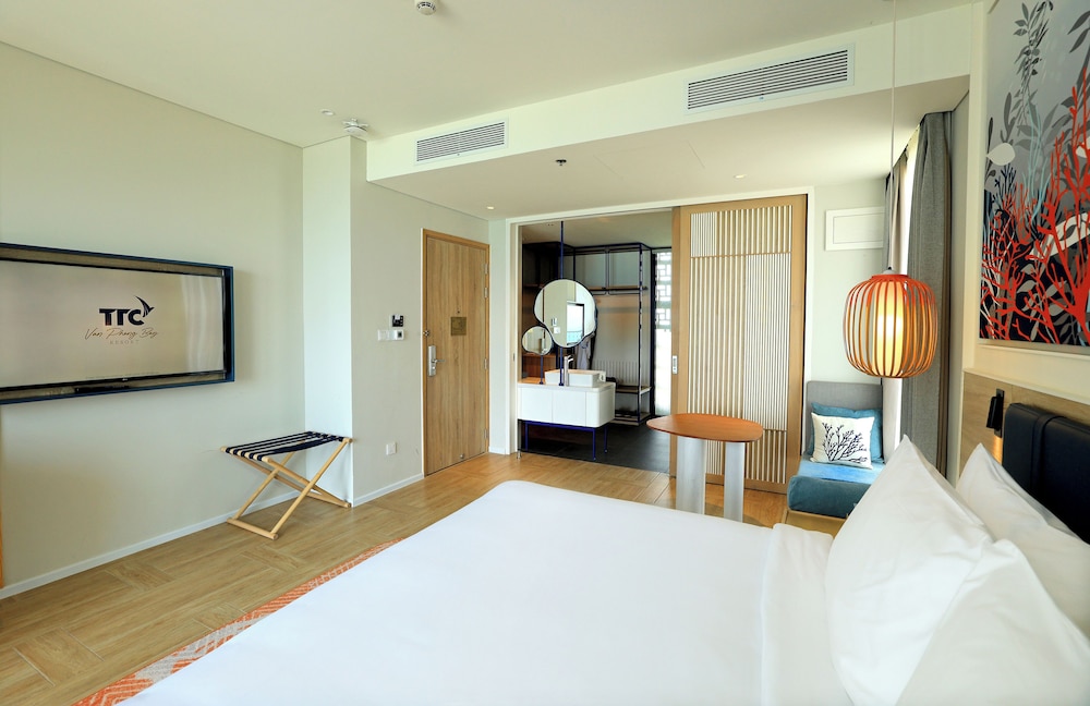 PREMIER, DELUXE, OCEAN VIEW