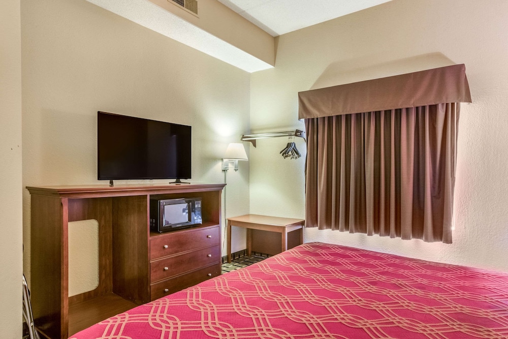 Econo Lodge Inn & Suites Marietta near Dobbins ARB 12/45