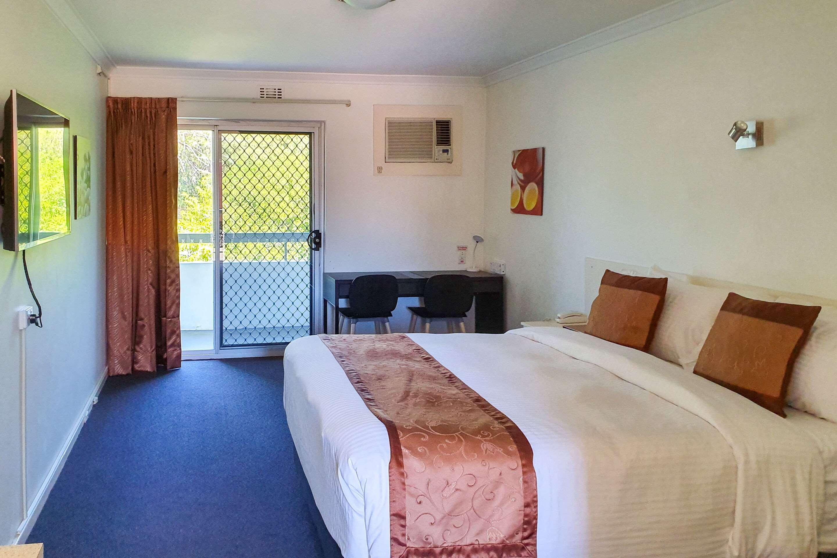ROOM, QUEEN BED