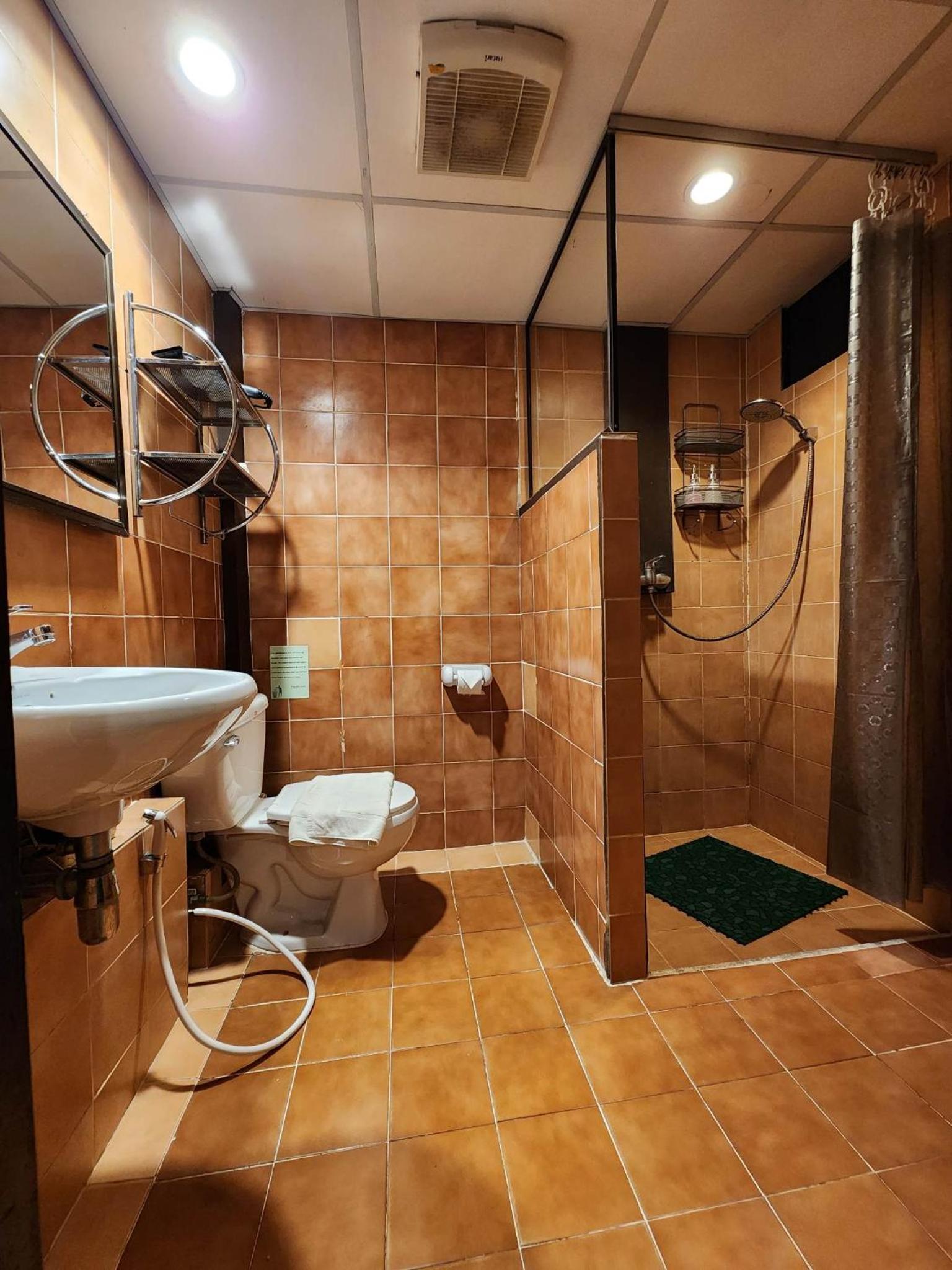 Club One Seven Gay Men Hotel Chiang Mai 50/51