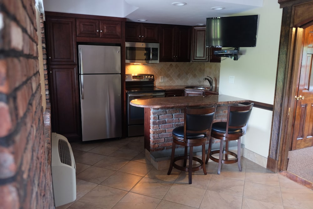 Chalet Inn & Suites Centerport 30/45