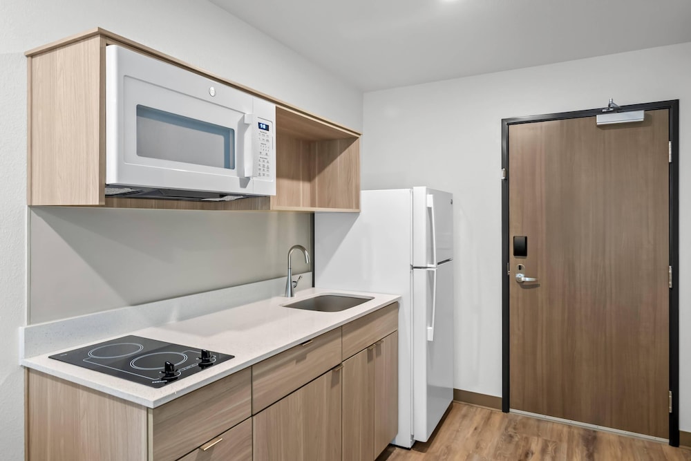WoodSpring Suites Palm Springs - West Palm Beach, FL 38/44