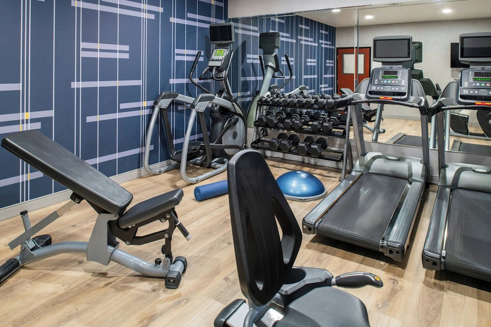 Holiday Inn Express Suites Rancho Cucamonga 27/57