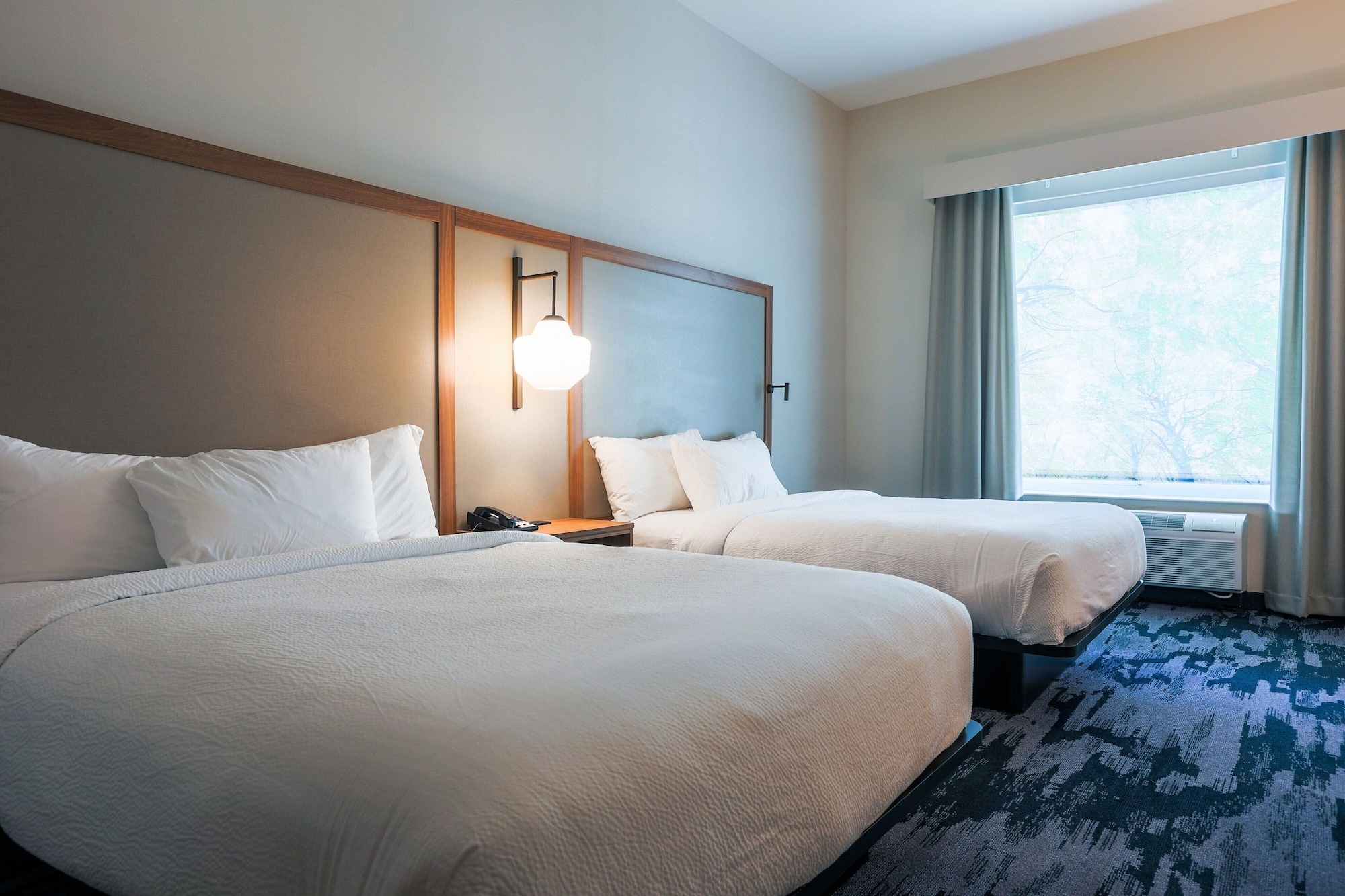 room, 2 queen beds, partial lake view