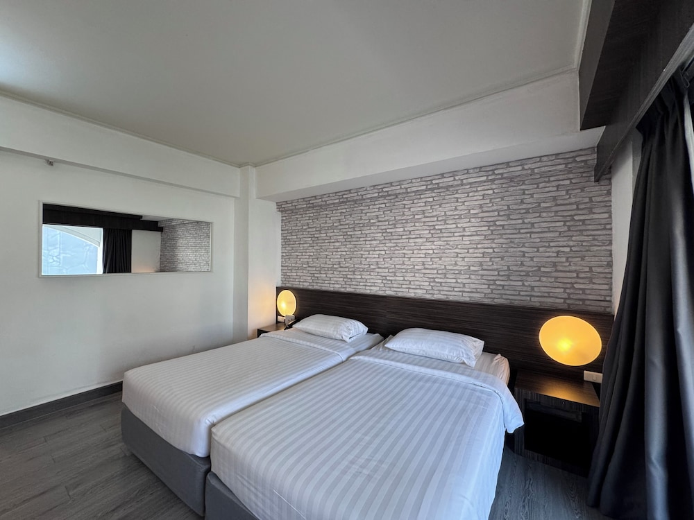 SUPERIOR, TWIN BEDS, BALCONY