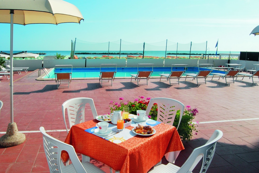 Hotel Embassy Pesaro 21/35