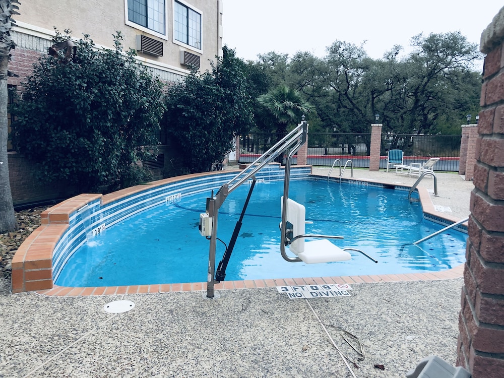 Days Inn & Suites by Wyndham San Antonio North/Stone Oak 4/63