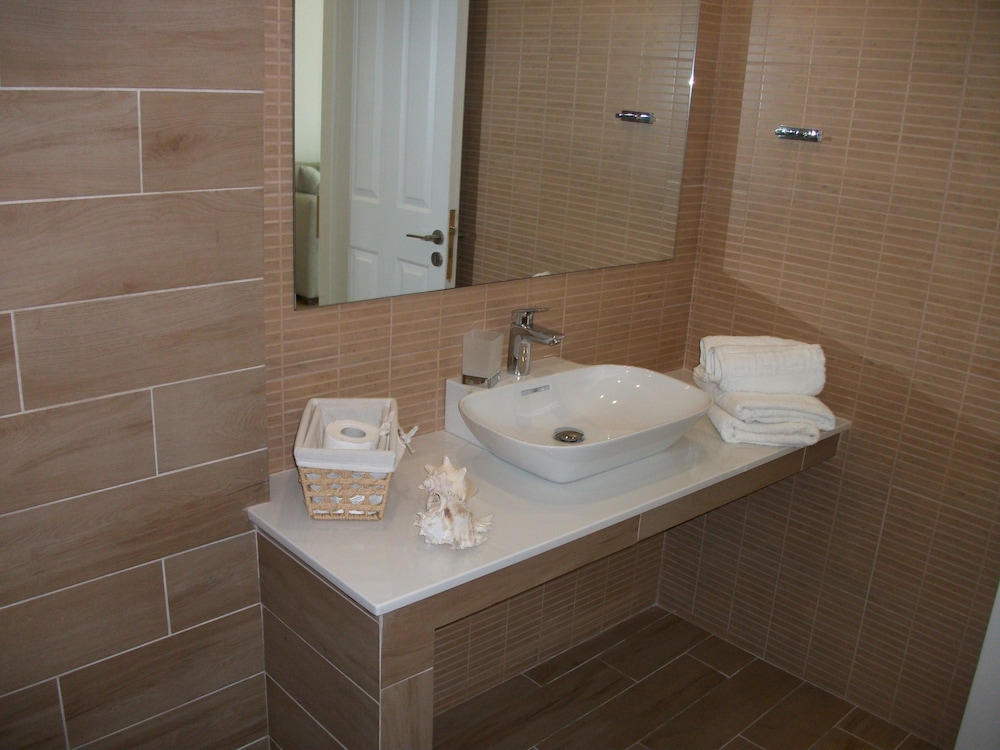 Stefania Apartments 42/44