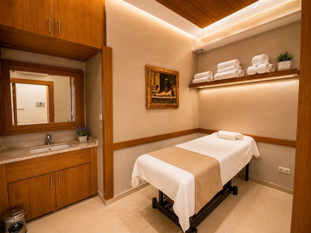 Glk Premier Regency Suites And Spa 42/74