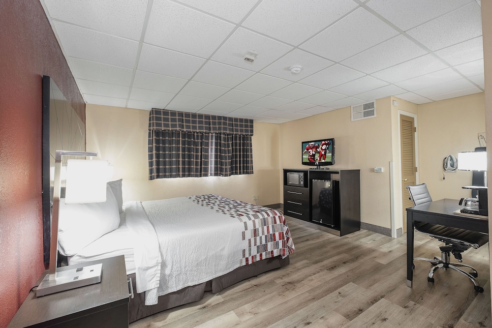 Red Roof Inn and Suites Macon 25/71