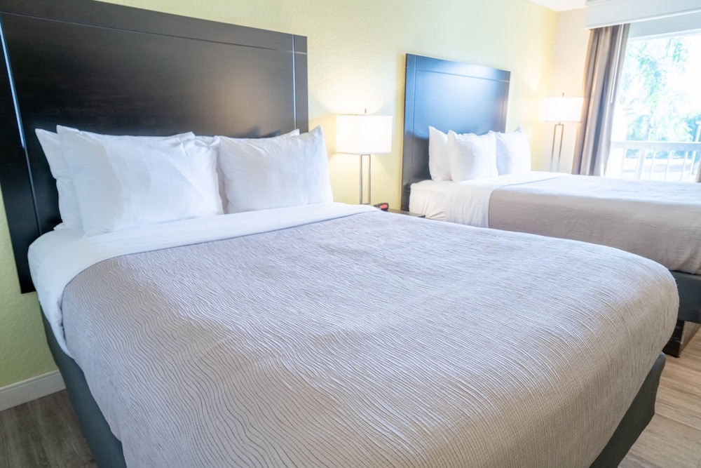 غرفة قياسية بسريرين كوين، Quality Inn Palm Beach International Airport 3/7