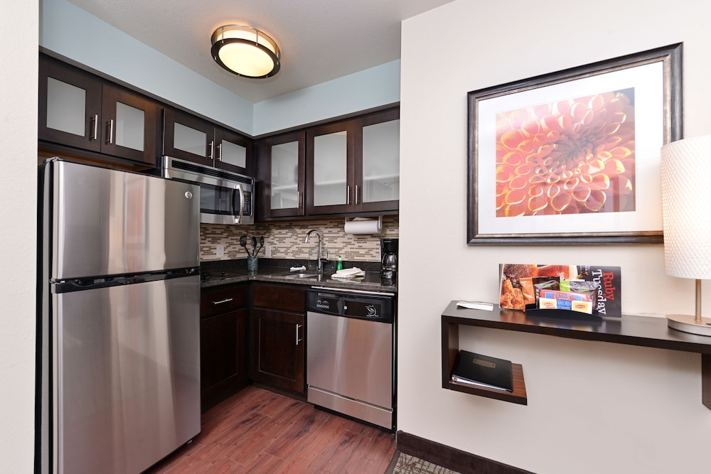 Staybridge Suites Sioux Falls At Empire Mall 8/54