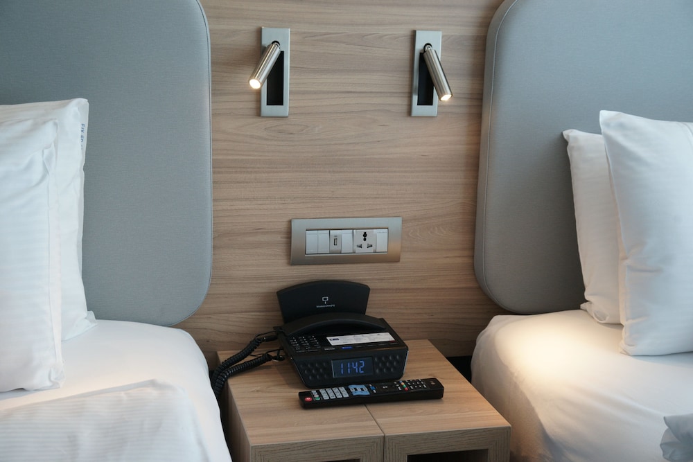 HOLIDAY INN EXPRESS ZURICH AIRPORT 65/80