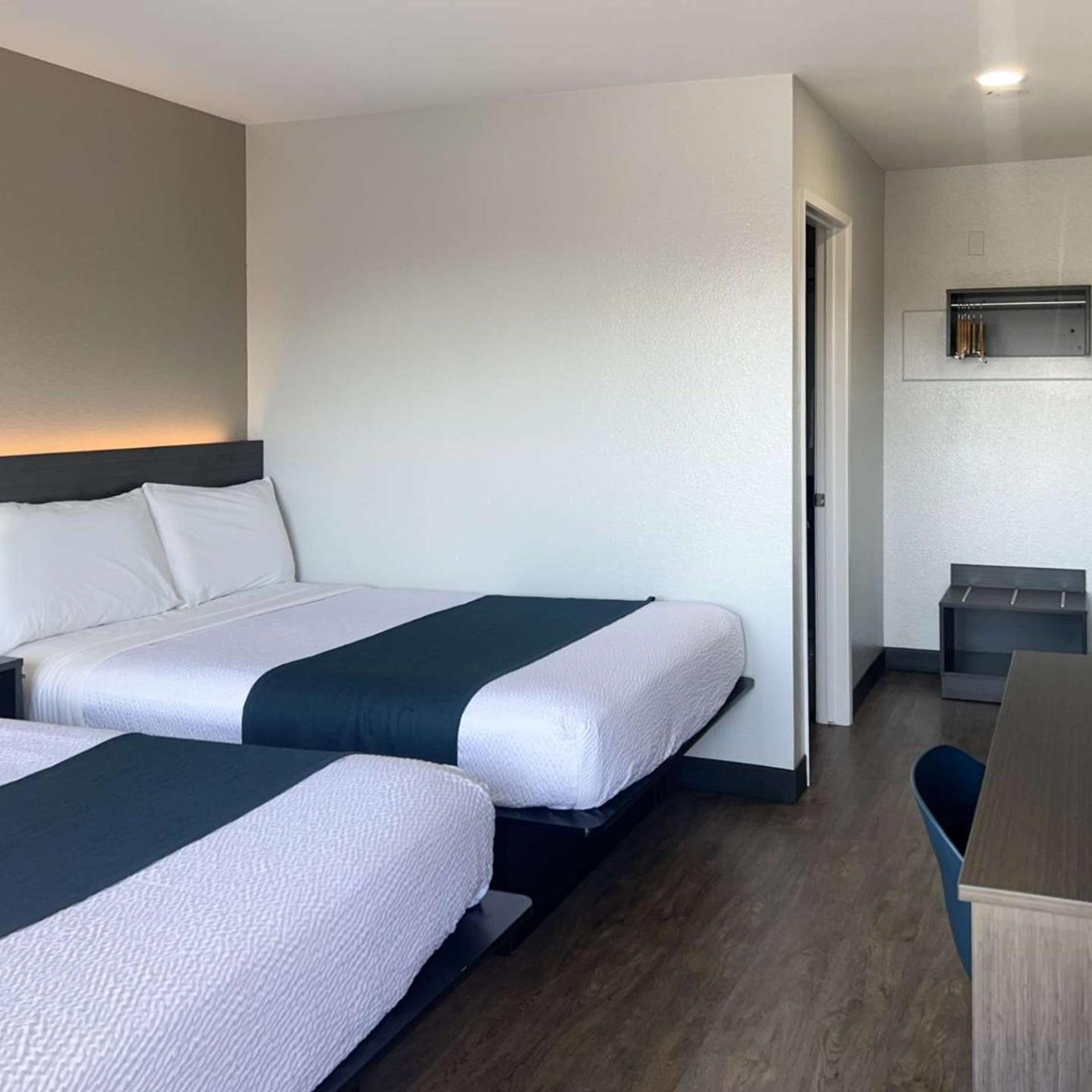 1 Full Bed - ADA/Tub, Motel6 Tulare, CA 2/10
