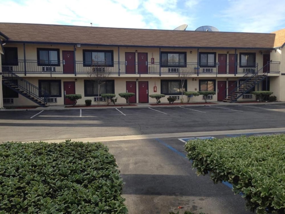 Luxury Inn 3/44