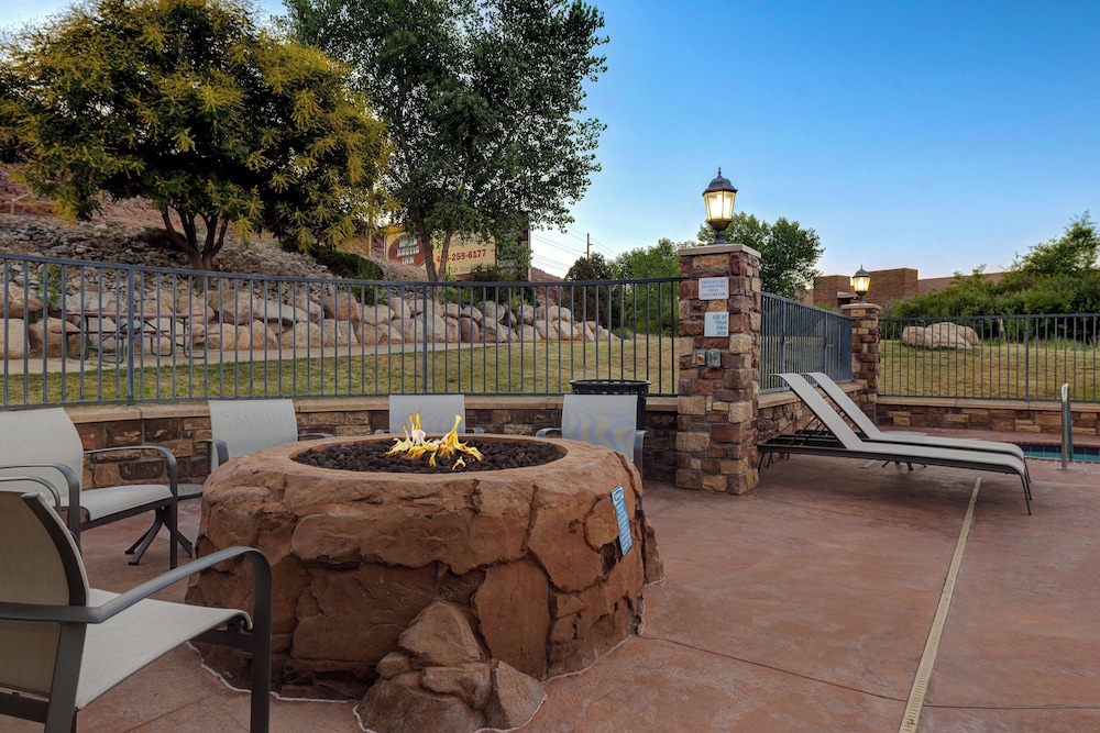 Holiday Inn Express Suites Moab 57/63