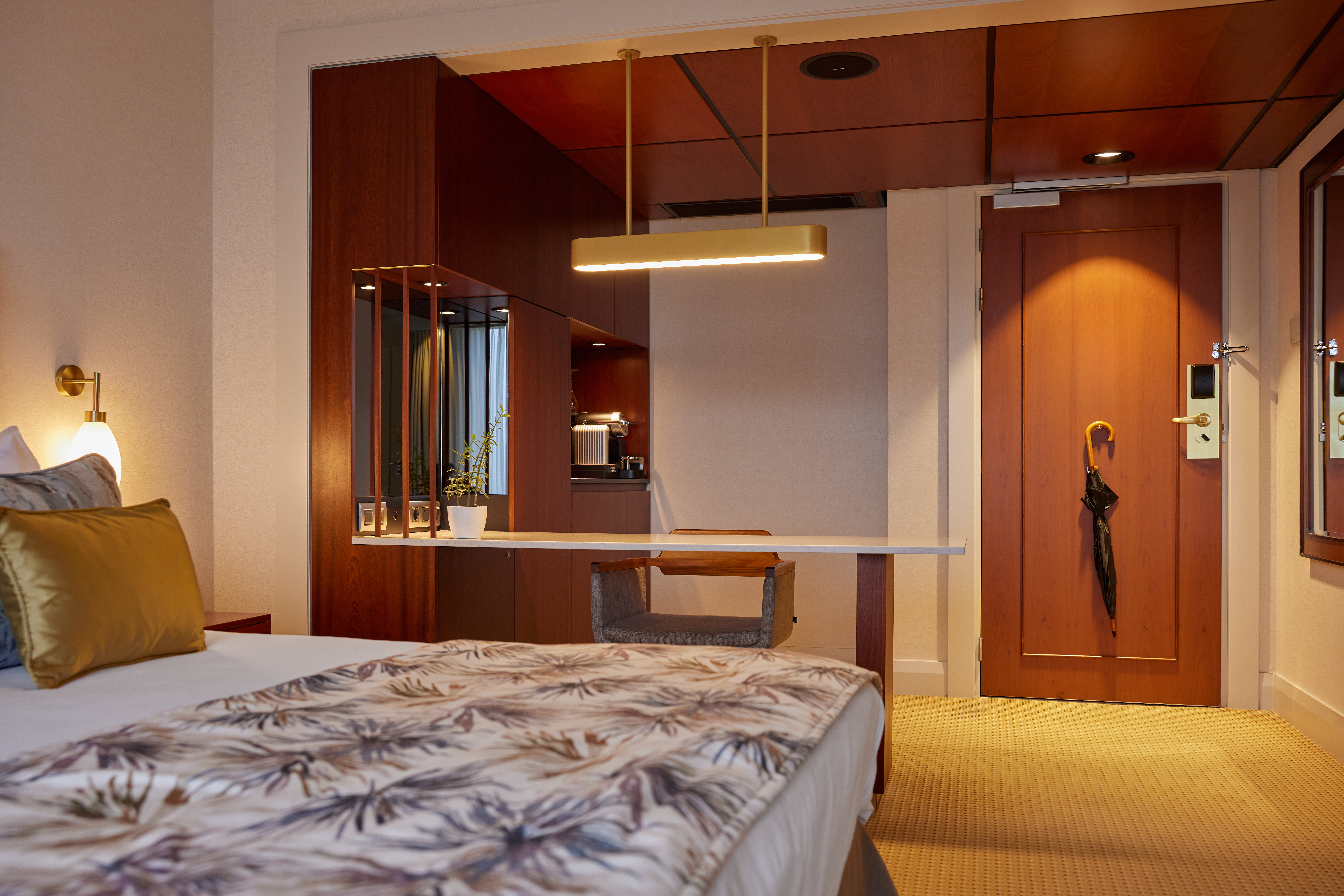EXECUTIVE, KING BED