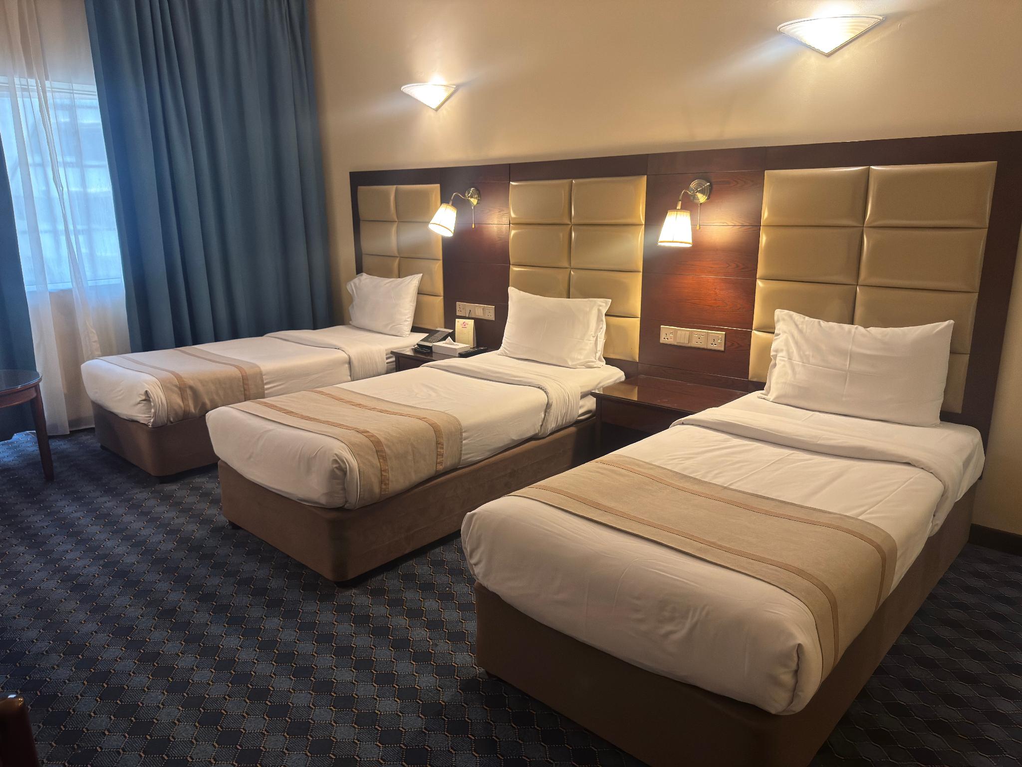 ROOM, TRIPLE