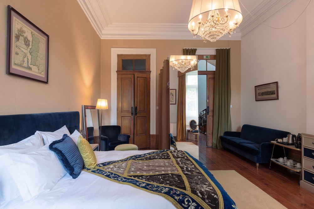 DELUXE, QUEEN BED, GARDEN VIEW