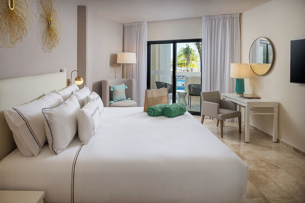 Swim Up, the Level, Suite, King Bed