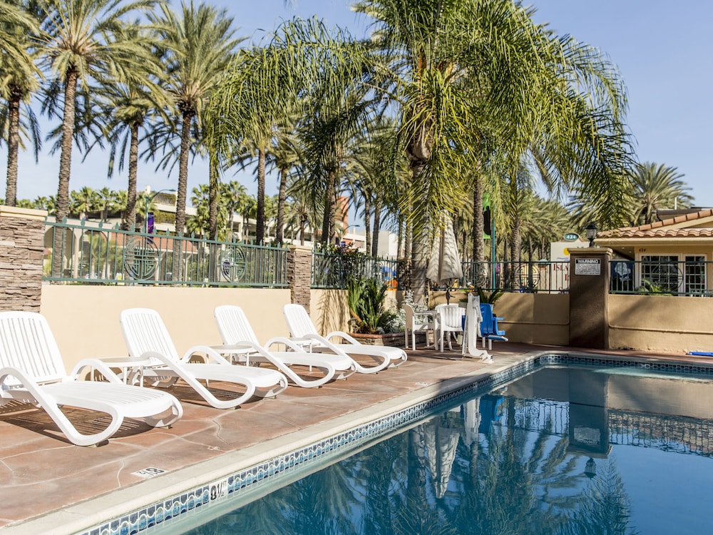 Anaheim Islander Inn And Suites 10/58