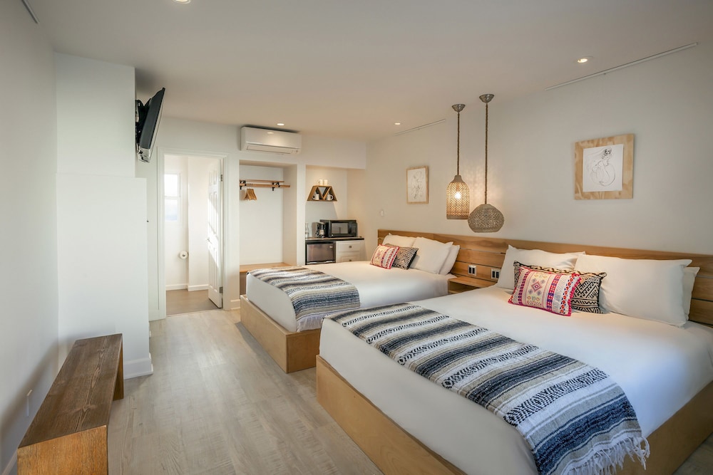 UPSTAIRS, STANDARD, 2 QUEEN BEDS, POOL VIEW