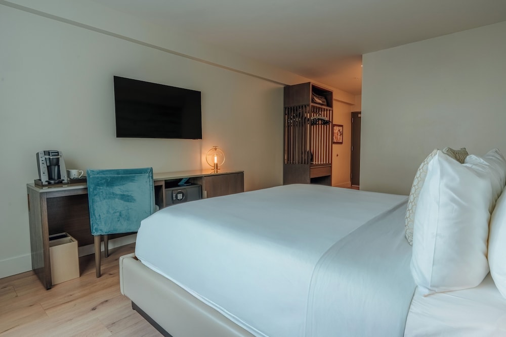 DELUXE, KING BED